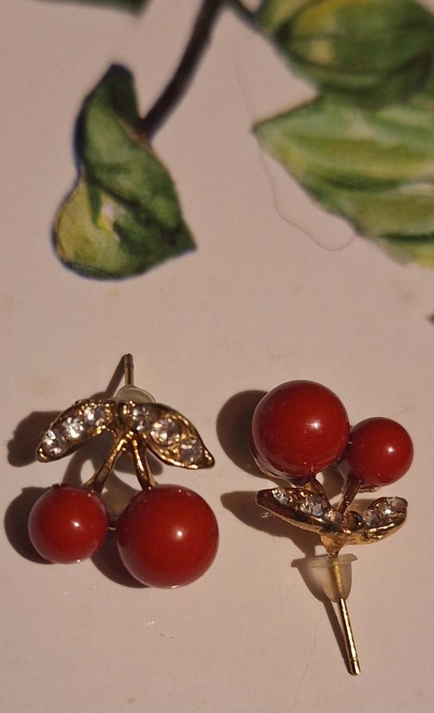 Leuke klein stekers oorbellen rode besjes, Sieraden, Tassen en Uiterlijk, Oorbellen, Nieuw, Overige materialen, Goud, Met strass