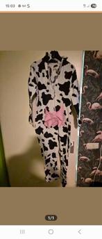 Carnavalskleding en instrumenten - 2 kisten vol!, Ophalen, Carnaval, Maat 42/44 (L), Kleding