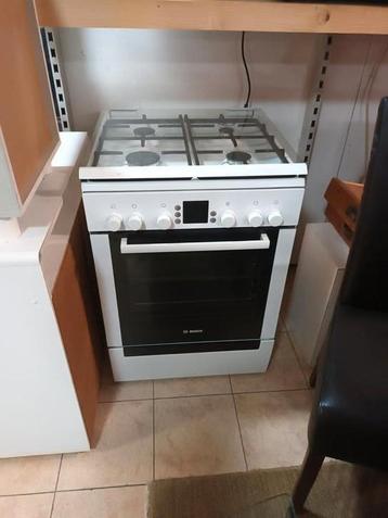 Mooie Witte Combi Oven/Gasfornuis. (Bosch) beschikbaar voor biedingen