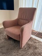 Fauteuil lichtbruin suede achtige stof met armleuningen, Huis en Inrichting, Fauteuils, Ophalen, Gebruikt, Stof, 50 tot 75 cm