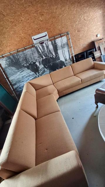 Cognac hoekbank 310x310 cm beschikbaar voor biedingen