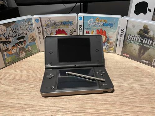 Nintendo DSi XL + 4 spellen + 10 games + oplader & hoes, Spelcomputers en Games, Spelcomputers | Nintendo DS, Gebruikt, Dsi, Ophalen of Verzenden