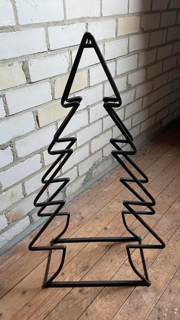 Kerstboom van metaal beschikbaar voor biedingen