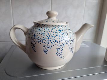 Theepot met schilderingen beschikbaar voor biedingen