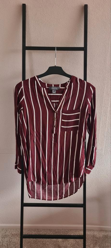 Blouse bordeaux/wit halflang (Primark maat 32), Kleding | Dames, Blouses en Tunieken, Zo goed als nieuw, Maat 34 (XS) of kleiner