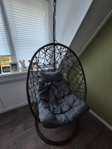 Egg Schommelstoel - Relax in Stijl! beschikbaar voor biedingen