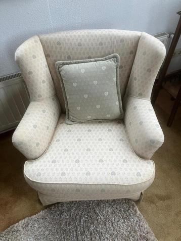 Gestoffeerde fauteuil beschikbaar voor biedingen