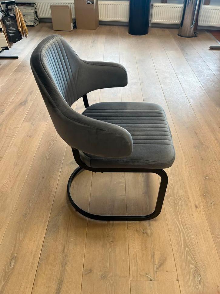 Prachtige grijze stoel - Nieuwstaat, Huis en Inrichting, Stoelen, Zo goed als nieuw, Eén, Overige materialen, Grijs, Ophalen