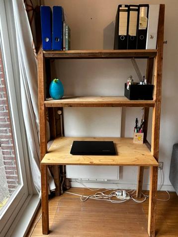 Houten bureau en kast beschikbaar voor biedingen
