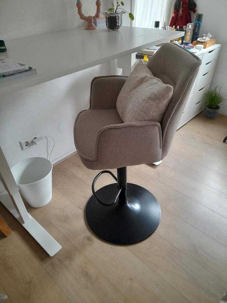 Mooie comfortable barkruk/bureaustoel te koop met draaipoot., Huis en Inrichting, Barkrukken, Nieuw, 60 tot 90 cm, Ophalen of Verzenden
