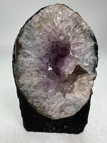 Amethist geode beschikbaar voor biedingen