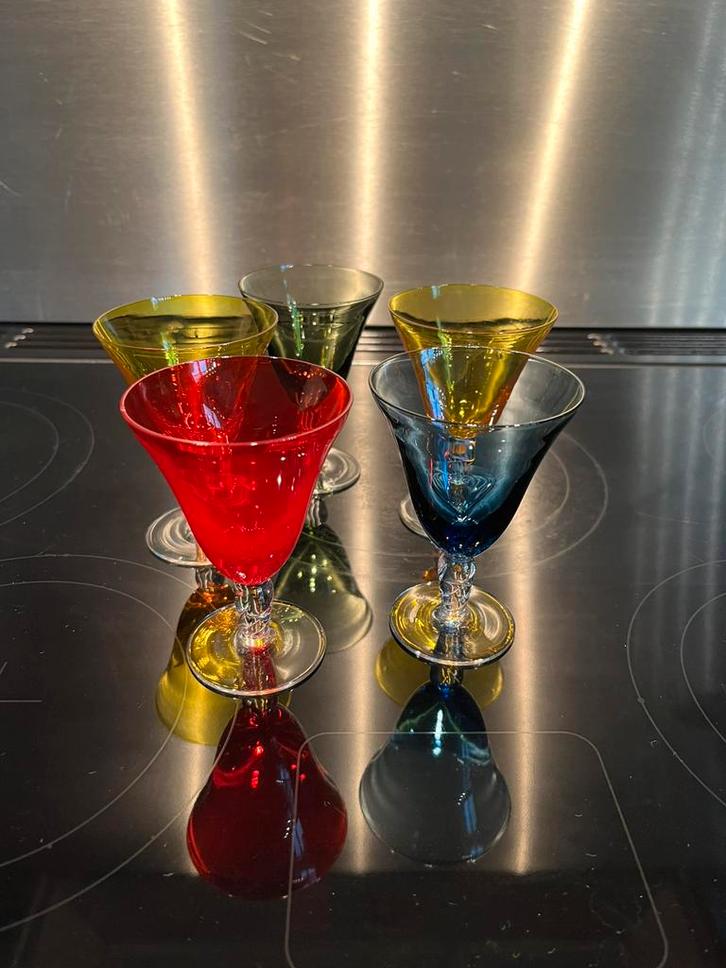 Gekleurde wijnglazen, set 5 rood, groen, blauw, geel glas, Antiek en Kunst, Antiek | Glas en Kristal, Ophalen of Verzenden