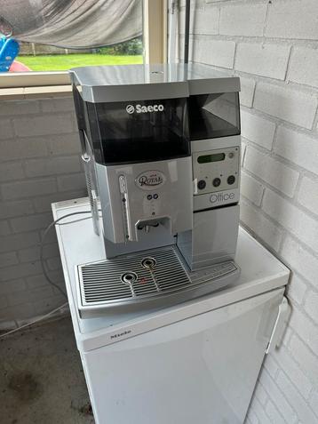 Koffie automaat met bonen beschikbaar voor biedingen