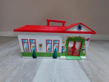 Playmobil kinderdagverblijf met speeltuin beschikbaar voor biedingen
