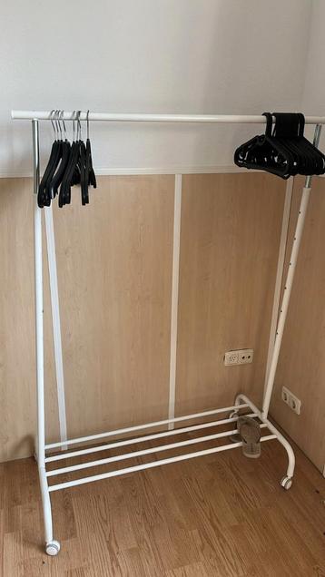 Kledingrek wit op wielen beschikbaar voor biedingen