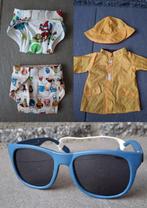2 poppen luiers met print, regenjas,  zonnebril– ZGAN, Ophalen of Verzenden, Zo goed als nieuw, Babypop