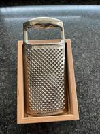 Rustieke metalen keukenrasp met houten opvangbakje, Huis en Inrichting, Keuken | Keukenbenodigdheden, Ophalen of Verzenden, Zo goed als nieuw