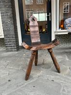 Brutalist houten Spaanse driepoot stoel, antieke kruk hout, Ophalen