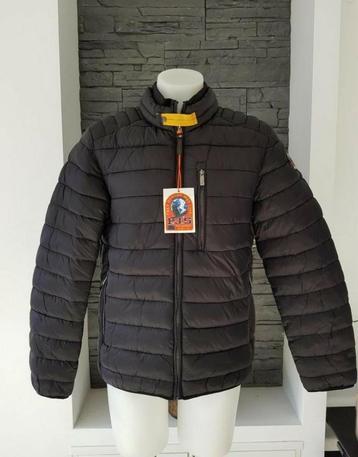 LUXE PARAJUMPERS UGO JAS ZWART MAAT S & M NIEUW MET KAART.

 beschikbaar voor biedingen