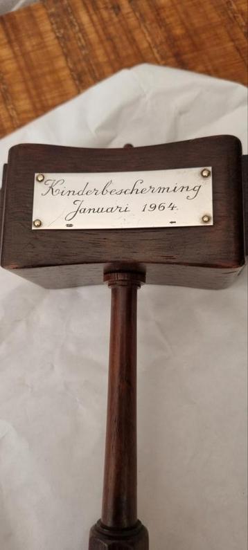 Zilver kinderbescherming voorzittershamer plaquette 1964  beschikbaar voor biedingen