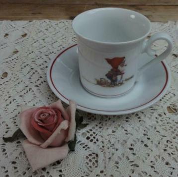 Vintage porseleinen kop en schotel met kabouter en rups beschikbaar voor biedingen