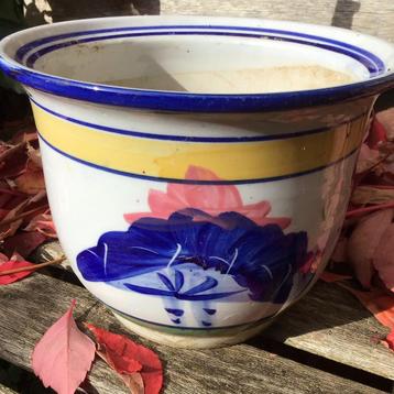 Vintage ruime  handgeschilderde bloempot beschikbaar voor biedingen