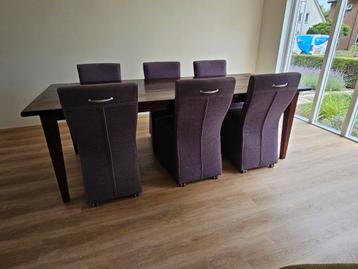 Teakhouten eetkamertafel met 6 stoelen beschikbaar voor biedingen