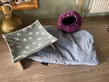 4 katten slaapplekken, mandje, cocon, hangmat en kussen beschikbaar voor biedingen
