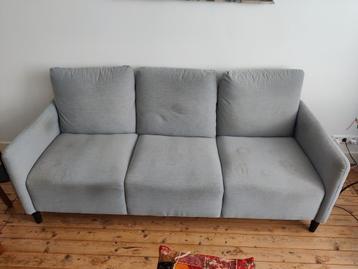 Grijze IKEA bank beschikbaar voor biedingen
