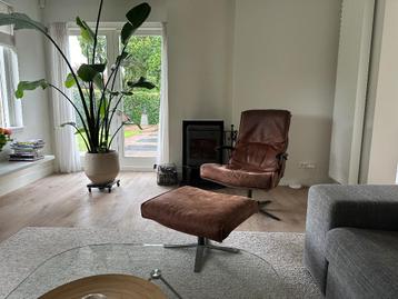 fauteuil met hocker