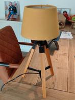 Tafellamp hout/ metaal met okergeel kapje., Huis en Inrichting, Ophalen, Zo goed als nieuw, Hout, Minder dan 50 cm