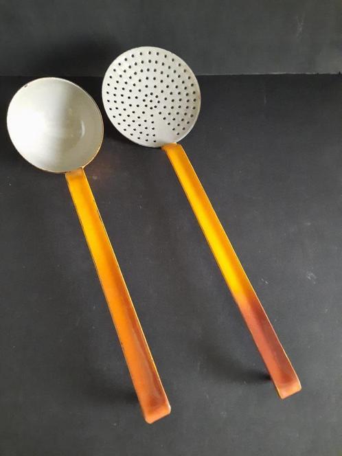 Set van 1 pollepel oranje en 1 schuimspaan binnenkant grijs, Antiek en Kunst, Antiek | Emaille, Ophalen of Verzenden