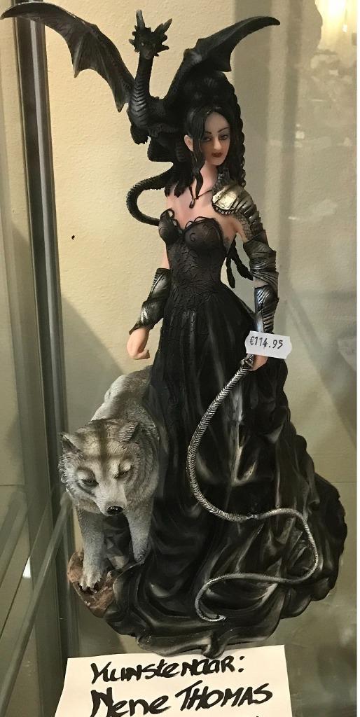 GOTHIC BEELD - Nene Thomas - Bella Maestra by, Verzamelen, Beelden en Beeldjes, Zo goed als nieuw, Mens, Ophalen of Verzenden