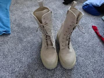 Veterboots met blokhak / maat 37 / beige / nog als NIEUW beschikbaar voor biedingen