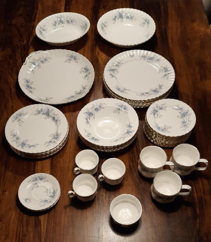 Porseleinen servies Blue Blossom van Royal Albert 43-delig, Huis en Inrichting, Keuken | Servies, Zo goed als nieuw, Compleet servies
