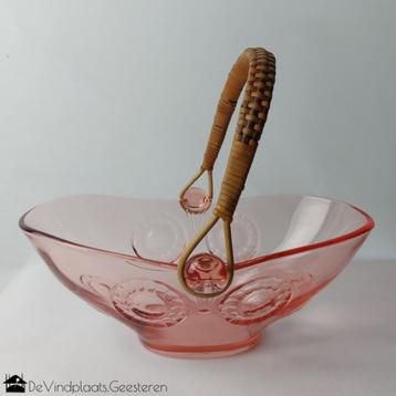 Roze persglas fruitschaal - jaren 30 - met rotan hengsel beschikbaar voor biedingen