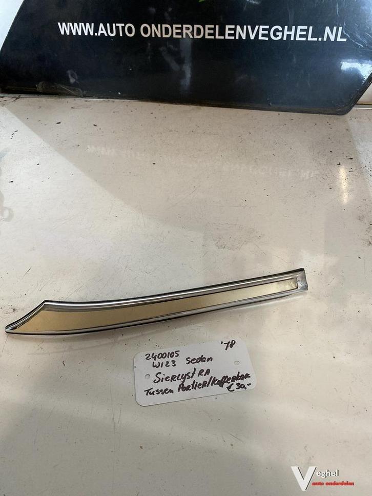 Mercedes W123 2.5 B 1978 2400105  Sierlijst, Auto-onderdelen, Carrosserie en Plaatwerk, Gebruikt, Ophalen of Verzenden