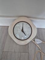 Vintage Mematec Wandklok - Jaren 50 Bakeliet?, Ophalen of Verzenden