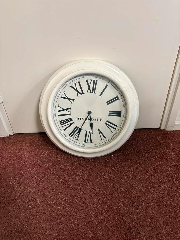 Riverdale Wandklok - Analoog, Huis en Inrichting, Woonaccessoires | Klokken, Zo goed als nieuw, Wandklok, Analoog, Ophalen of Verzenden