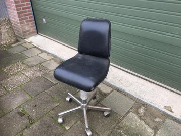 industrieel bureastoel uit jaren 40 beschikbaar voor biedingen