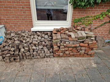 Gratis stenen. Zowel bakstenen als soort kinderkoppen. beschikbaar voor biedingen