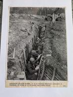 Grote Amerikaanse WW2 Pers foto. Soldaten in een loopgraaf., Verzamelen, Militaria | Tweede Wereldoorlog, Ophalen of Verzenden
