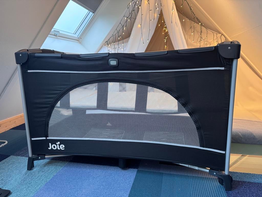 Joie Allura 120 cm Campingbedje met matras en baby verhoging, Ophalen, Zo goed als nieuw, Reisbedje
