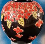 Vaas. Keramiek. Floraal.  Glazuurd. 21 cm hoog., Ophalen, Overige kleuren, Aardewerk of Porselein, Zo goed als nieuw