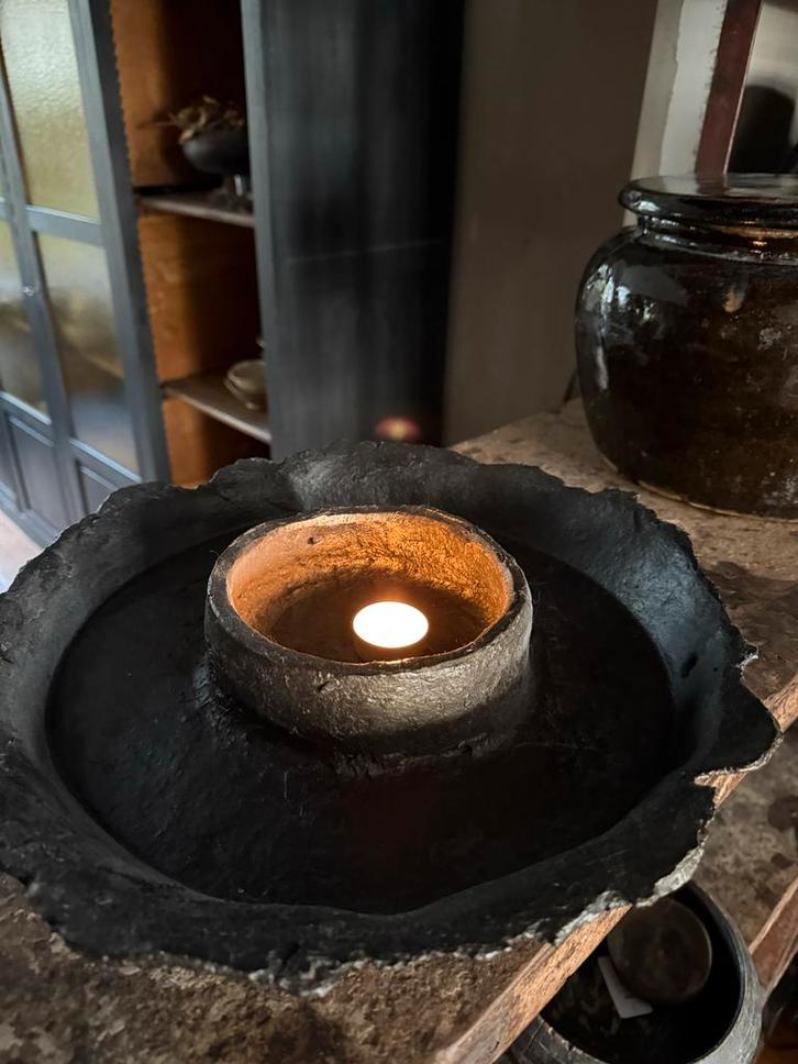 Unieke handgemaakte Aardewerk Schaal met rand, Huis en Inrichting, Woonaccessoires | Schalen en Manden, Zo goed als nieuw, Schaal