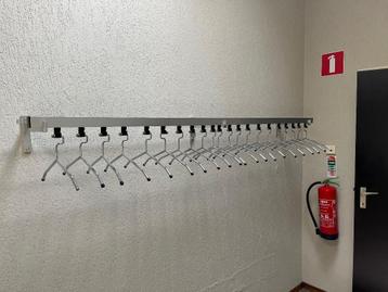 Kapstok 21 hangers beschikbaar voor biedingen
