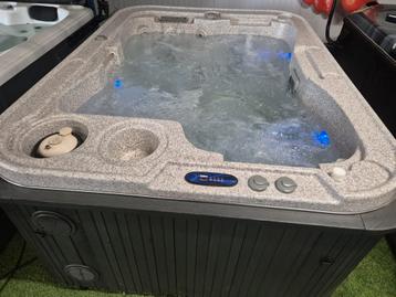 💦3 persoons jacuzzi balboa💦 Volledig Amerikaanse spa beschikbaar voor biedingen