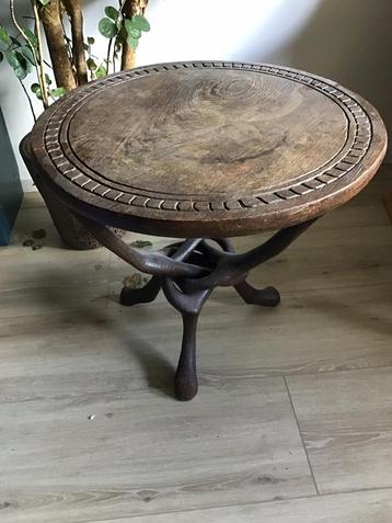 Afrikaans (hard?) houten tafeltje beschikbaar voor biedingen