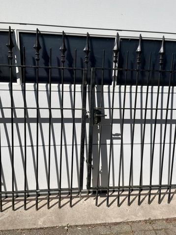 Oud antiek hekwerk met dubbele toegangspoort  beschikbaar voor biedingen