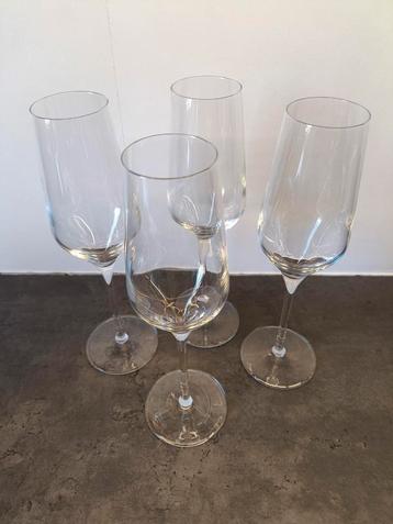 Champagne glazen van vivo  beschikbaar voor biedingen